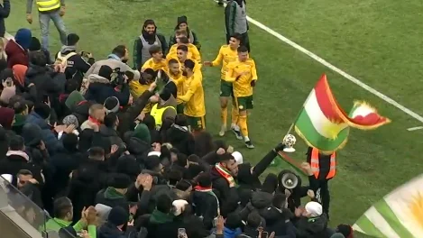 Dalkurd firar kvalplatsen med publiken. 