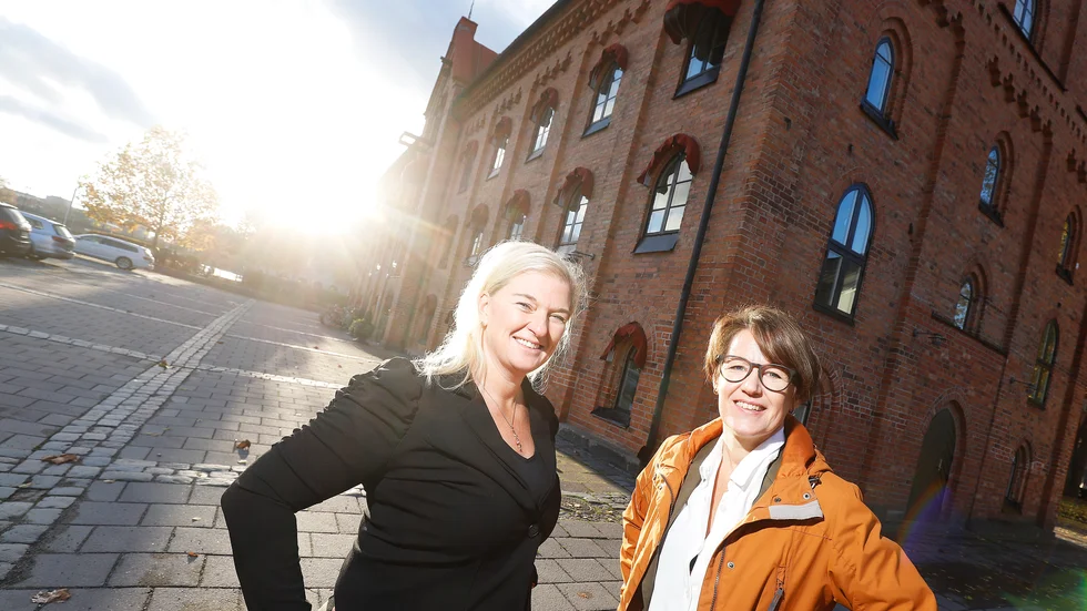 Khraft erbjuder företagsanpassade utbildningar inom ämnen som bland andra coachning, mentorskap, konflikthantering och hållbara kundrelationer. Åsa Lind Forsberg och företagets vd Jenny Bergh utanför sitt kontor i Smörparken.