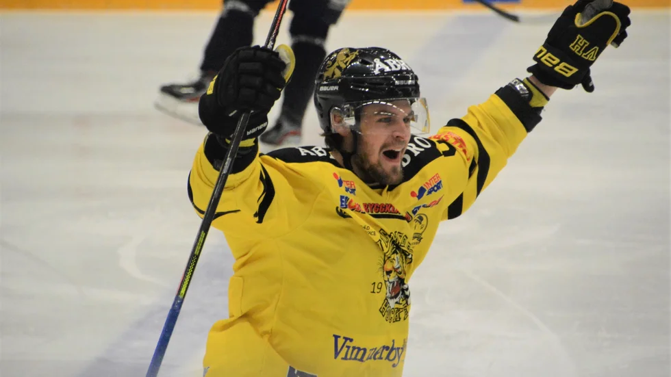 Glädje i Vimmerby Hockey. Oskar Carlsson är tillbaka i laget.