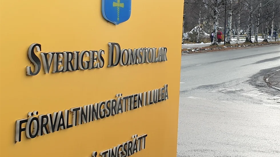 Luleå tingsrätt häktade 37-åringen misstänkt för bland annat mordbrand och försök till grovt våld mot tjänsteman.