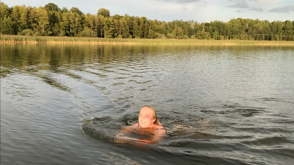 Karolina Österlund gillar att bada och tävlade i SM i vattenrutschbana. "Nu letar jag efter andra udda sporter som man kan testa på", säger hon.