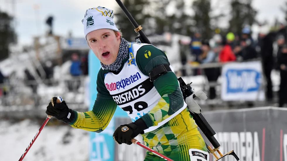 Sebastian Samuelsson går i mål efter segern i nationella skidskyttepremiären i Idre.
