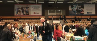 God stämning när megaloppisen kom till Duveholmshallen: "Folk verkar glada att vi är tillbaka"