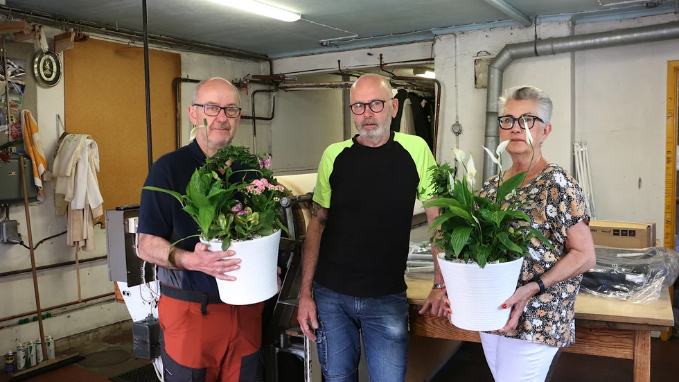 Var sin blomma och var sin vilstol. Mats Körner från Körners mekaniska passar på att tacka Tomas Svensson och Maud Eriksson för 50 års samarbete.