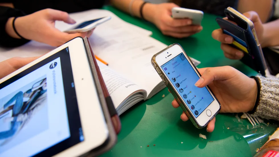 Missbruk. Liberalerna vill ge skolor ökade befogenheter att hjälpa barn som missbrukar skärmar.