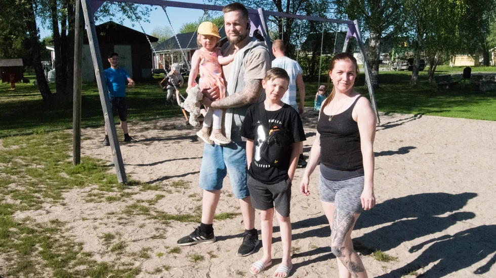 Johan och Emelie Eman med barnen Saga och Vilde har tagit upp en kamp för Bodsvedjans lekplats.