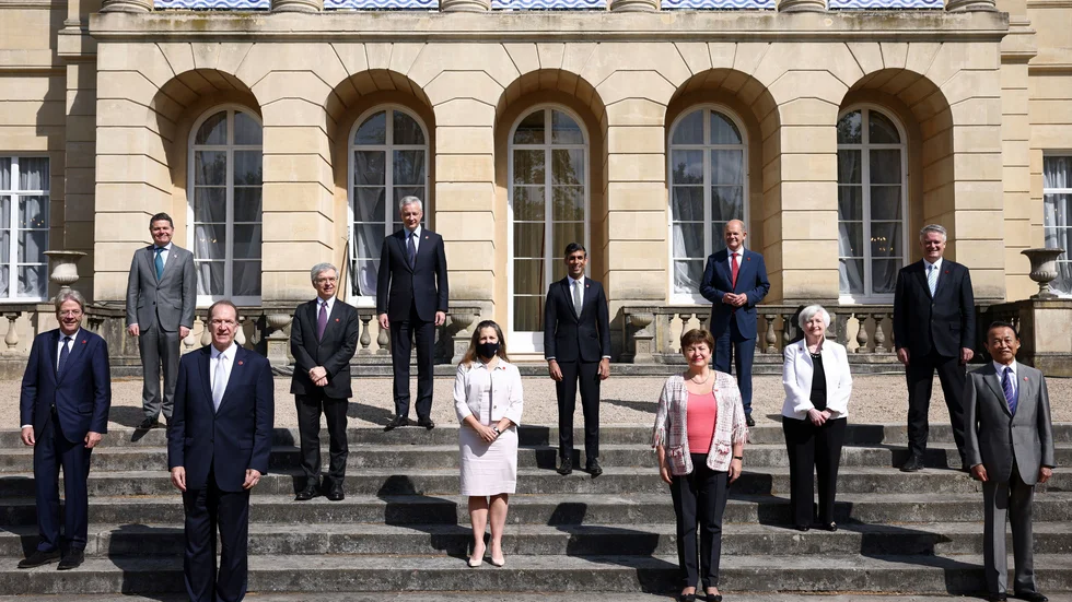 Från vänster: EU-kommissionären Paolo Gentiloni, Eurogruppens ordförande Paschal Donohoe, David Malpass, chef för Världsbanken, Italiens finansminister Daniele Franco, Frankrikes finansminister Bruno Le Maire, Kanadas finansminister Chrystia Freeland, Storbritanniens finansminister Rishi Sunak, IMF-chefen Kristalina Georgieva, Tysklands finansminister Olaf Scholz, USA:s finansminister Janet Yellen, OECD:s generalsekreterare Mathias Cormann samt Japans finansminister Taro Aso i samband med G7-mötet i London den 5 juni.