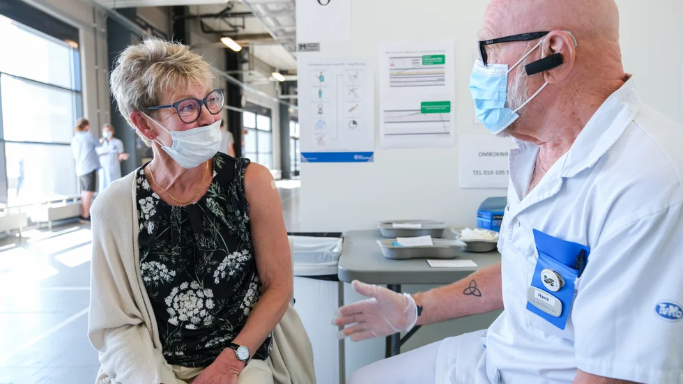 Inga-Lill Thörnberg har fått sina andra spruta av vaccinatören Hans Ragnarsson. 