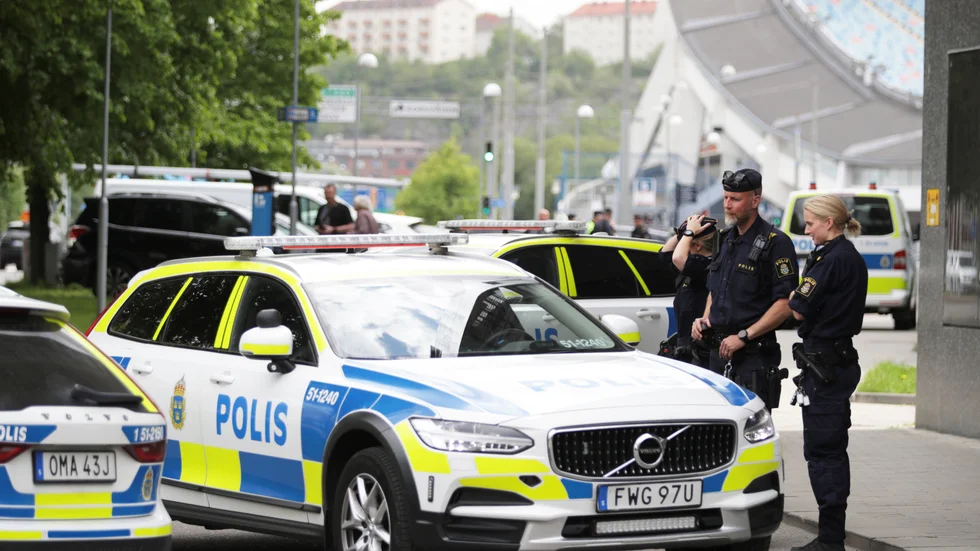 Poliser är på plats utanför Göteborgs tingsrätt efter ett bombhot.