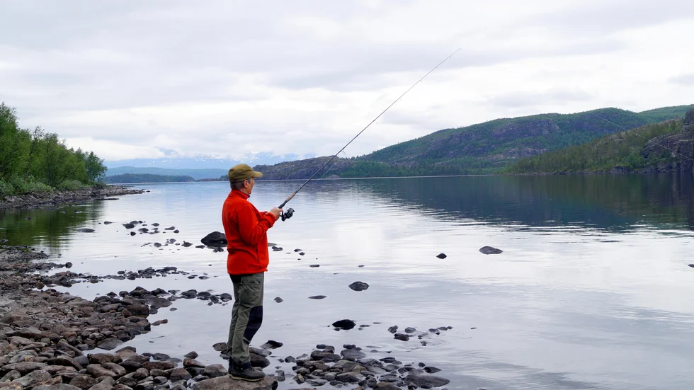 Man ska nog ha tillgång till båt för att komma till dom bästa ställena i Tjeggelvas. Sjön är stor. Men några mackor med fjällöring är inte fy skam.
