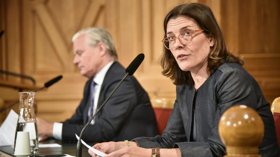 Konstitutionsutskottet (KU) anser att det förekommit flera brister i regeringens hantering av coronapandemin. Här utskottets ordförande Karin Enström (M) och vice ordförande Hans Ekström (S).