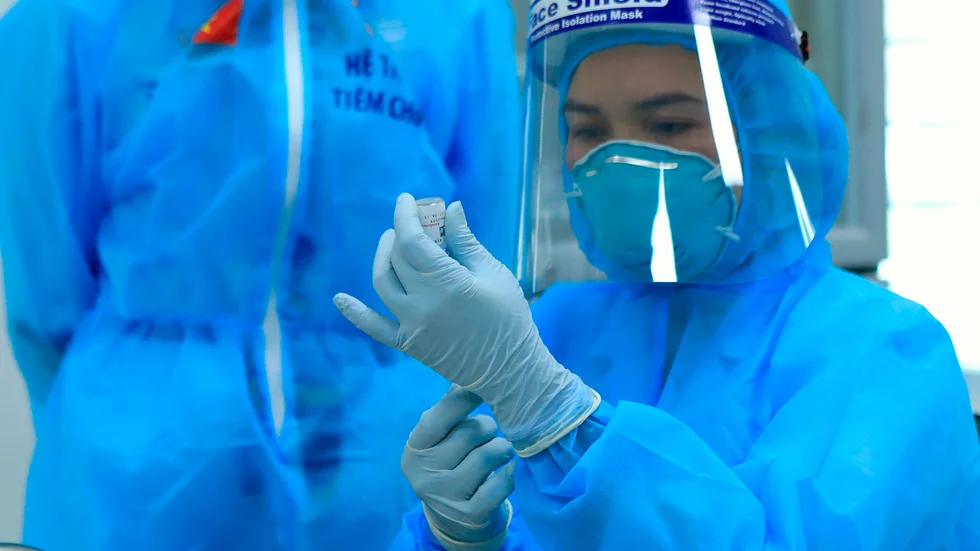 En vaccindos förbereds på ett sjukhus i Vietnam. Arkivbild.