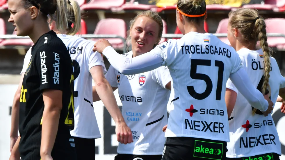 Rosengårds Mimmi Larsson, mitten, blev tvåmålsskytt när hon satte 5–0-målet i 7–0-segern borta mot AIK.