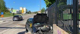 Här tog biljakten i Eskilstuna slut – kraschade in i betongfundament och staket