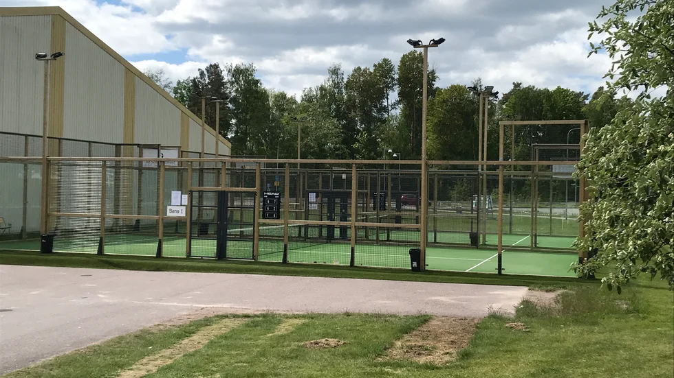 Padel i Varamon. Motala tennisklubb har dragit i gång sitt seriespel med de första omgångarna. Det är fullbokat med 36 lag i sex divisioner. Samtidigt ska kommunen utreda ljudnivåerna från banorna, efter klagomål från nära boende.