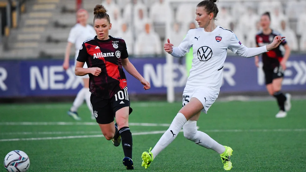 Emma Berglund, i vitt, är tillbaka i landslaget. Arkivbild.