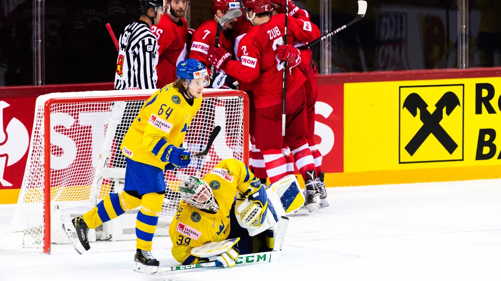 AIK-backen Jonathan Pudas deppar efter ett av två ryska mål inom tolv sekunder i den tredje perioden. Efter förlust på straffar är nu VM över för Sverige.