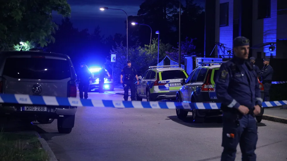 Polis i Hjulsta efter mordet där.
