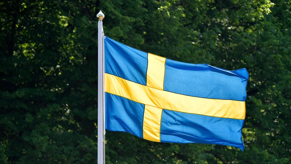 Svenska flaggan vajar i vinden.