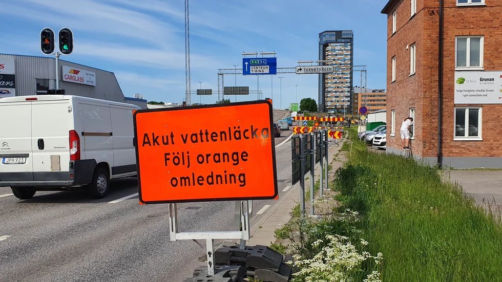 Vattenläckan på Tornbyvägen har orsakat stora problem i trafiken.