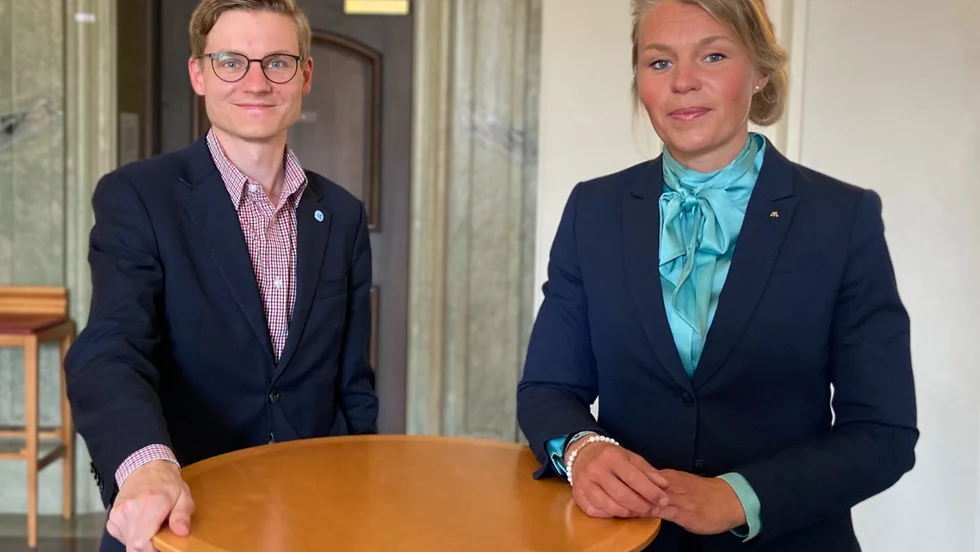 Moderaternas nye oppositionsråd Simon Johansson presenterade budgeten tillsammans med partikollegan Sophia Jarl.