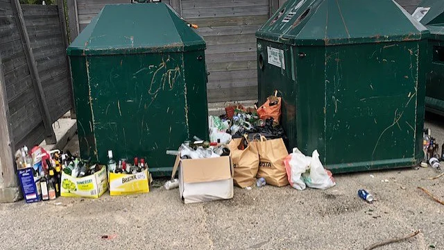 Återvinningsstationen på Malåborg var ingen vacker syn efter helgen. 