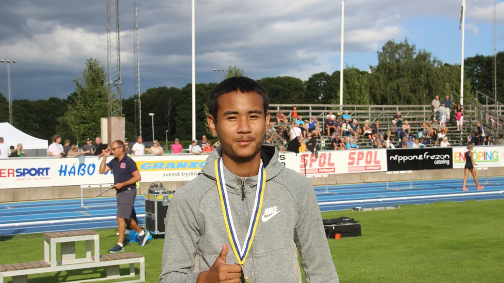 Leon Khunsunon vid Enavallens nyinvigning i augusti. Nu har han tagit två medaljer vid Svealandsmästerskapen.