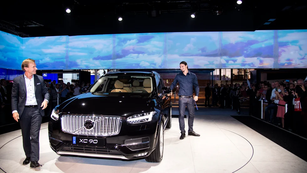 För bara sju år sedan, då de flesta bilföretagen inte börjat ta klimathoten på allvar. Volvo Cars tunga fossildrivna modell XC90 marknadsförs på bilmässan i Paris av VD Håkan Samuelsson (tv) och Zlatan Ibrahimovic (th).     