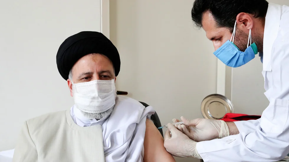Irans president Ebrahim Raisi fick sin första vaccinspruta 8 augusti. Arkivbild.