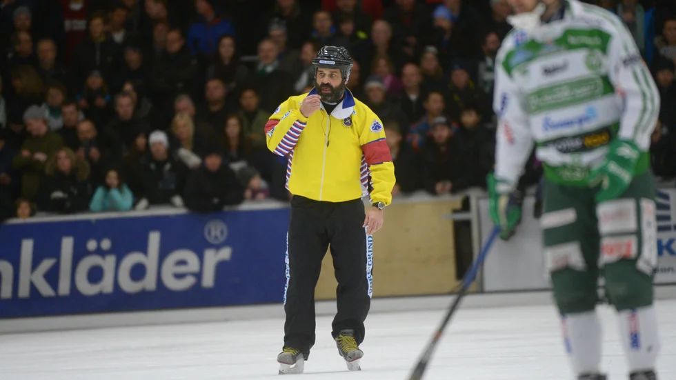 Domare Ulrik Bergman under en SM-semifinal mellan Västerås och Sandviken 2016. Arkivbild.