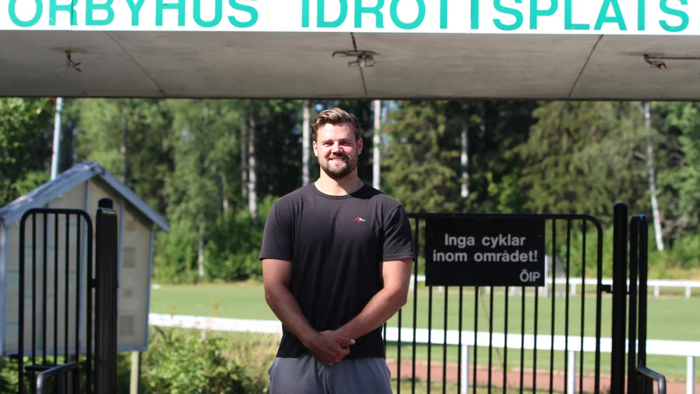 Simon Pettersson tävlar under lördagen på Örbyhus IP.