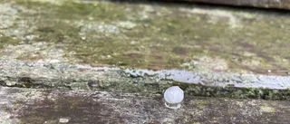 Busväder slog ut strömmen i Valla – Hagel och åska