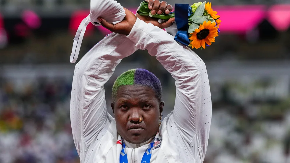 Amerikanska kulstötaren Raven Saunders, OS-silvermedaljör 2021, gjorde X-tecknet under prisceremonin i Tokyo – "skärningspunkten där alla förtryckta människor möts", förklarade hon efteråt. Arkivbild.