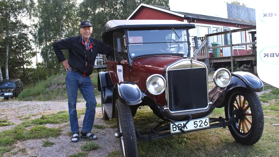 Ägare till T-Fordbilen är Sven Jakobsson. "Den är annorlunda att köra", säger han om att framföra bilen i trafiken.