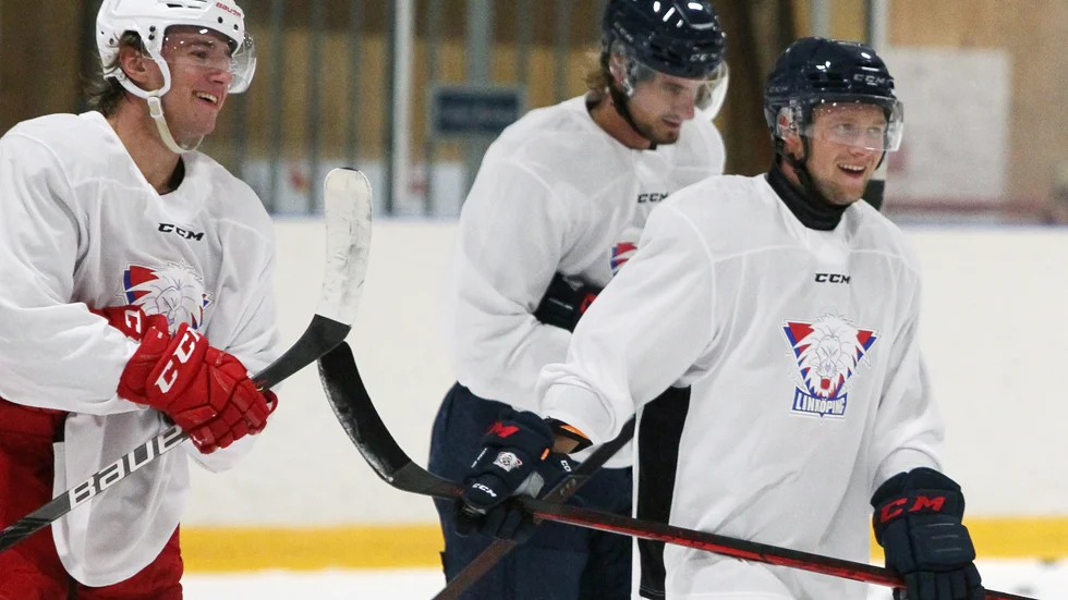 Jesper Pettersson är tillbaka i LHC – och på onsdagsträningen dök även Jakub Vrana upp. Semestrande NHL-stjärnan tillbringar som vanligt en del av sommaren i Linköping innan säsongen med Detroit.