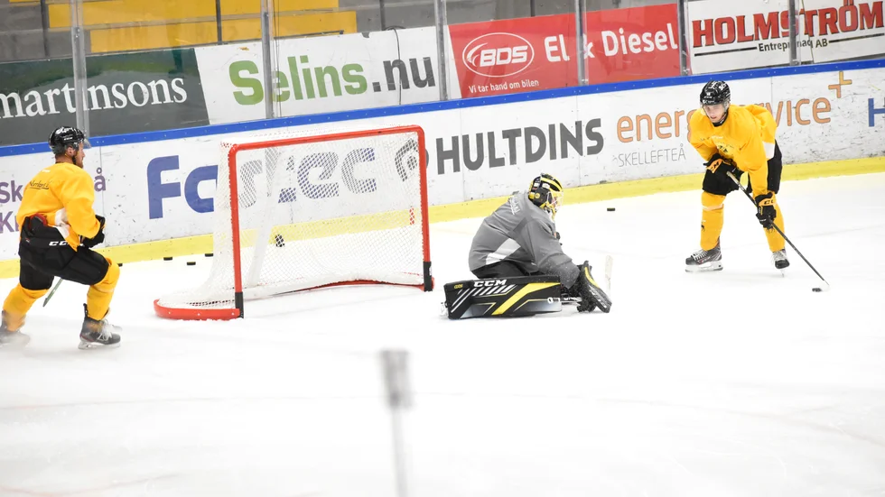 Elias Stenman försöker överlista Strass Mann i en övningen. På andra sidan är Adam Mascherin beredd ifall en lös puck skulle dyka upp. 