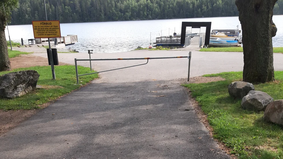 I mars upptäckte jag att en bom satts upp, som hindrar tillträde till den enda ramp för sjösättning i Gårdsjön i Flen, Skriver Anders Cronlund, fritidsboende utanför Flen.