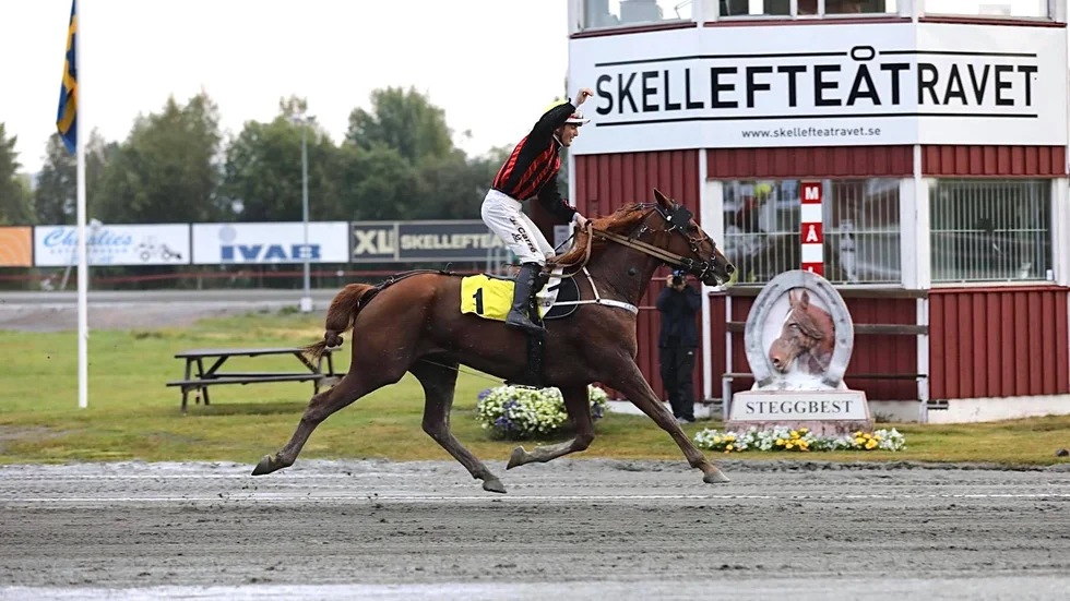 Jonathan Carré vinner med Kalles Caviar Ås. Han slog till med en dubbel i Skellefteå.