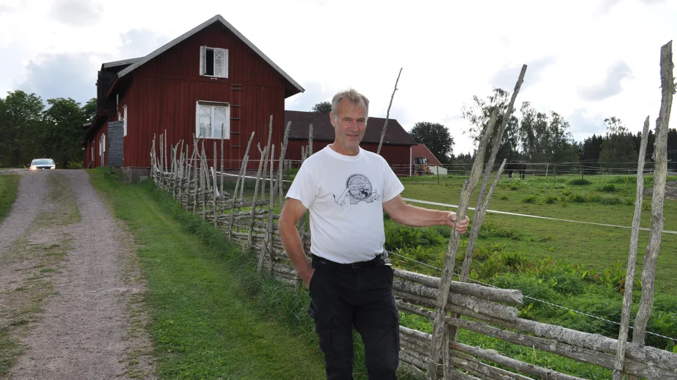 Jan Hermelin på sin gård i Aggarp där blåsorkestern nu bor.