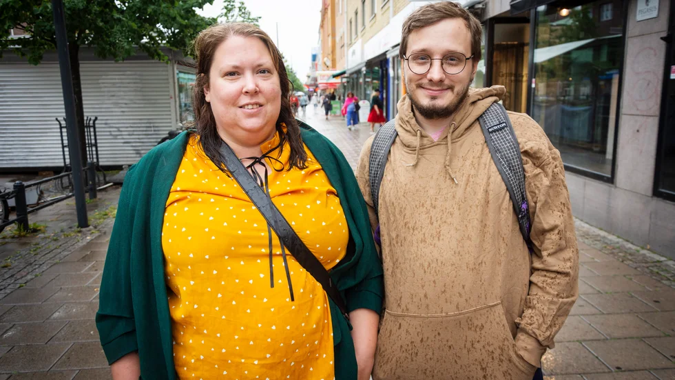 Emma Karlsson, 31 och Timmy Johansson, 30. "Det är hemskt att de händer i vår stad", säger Emma Karlsson.