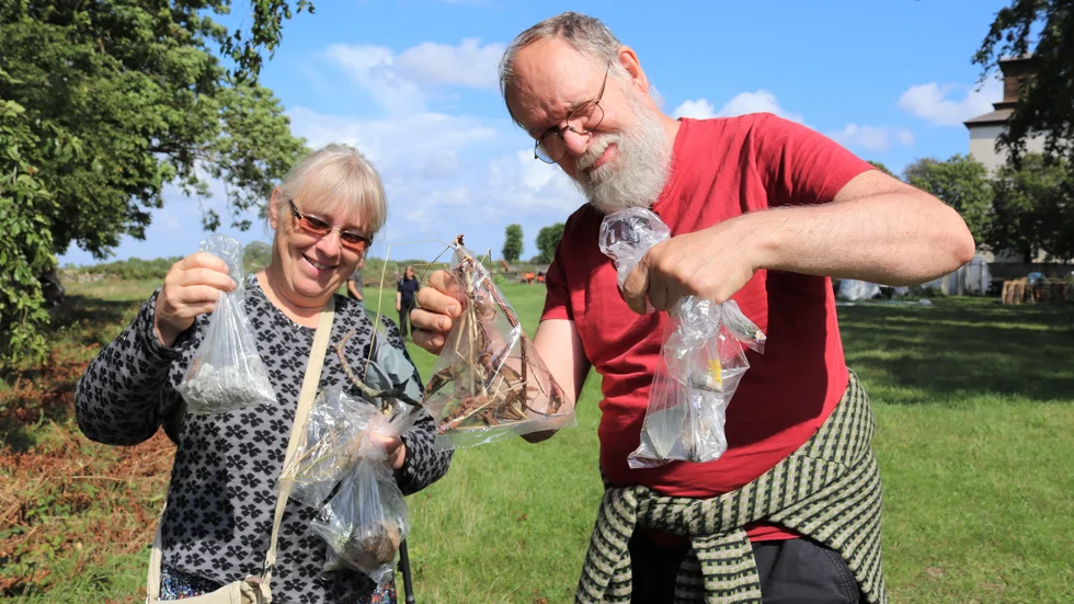 Elsa och Arne Andersson deltar i workshop om våra avtryck. De har samlat på sig material i naturen som kan besvara frågor som "vad gör Storsudret unikt" och "hur använder du landsakpet"?