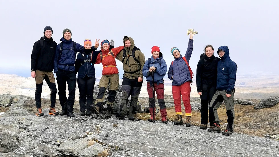 Nio trötta men nöjda vandrare på toppen av Gujkkultjårro 1 276 meter över havet. Det blev 20 km tur och retur från Mierkenes. 