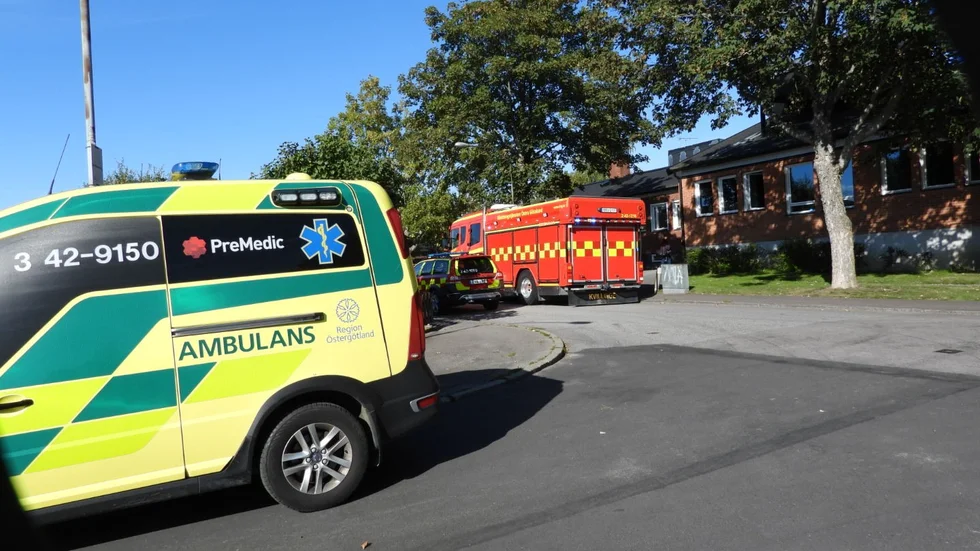 Ambulans och räddningstjänst är på framme på platsen.