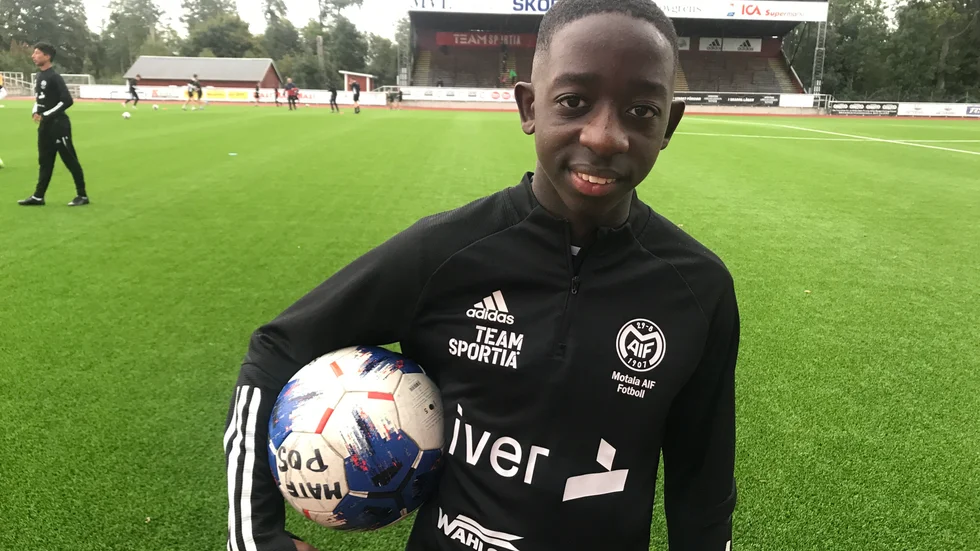 15-årige Charles Buyondo från Ekön och Motala AIF har varit på läger i Uppsala med future-landslaget. Siktet är högt inställt i framtiden. "Jag vill spela utomlands", säger "Charlie" som spelar med Maifs P06-lag till vardags.