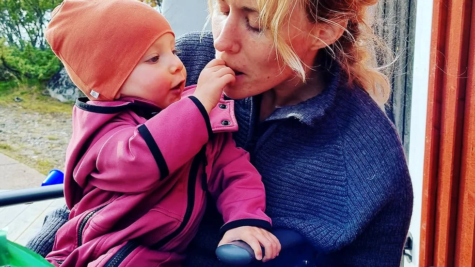 Så gott! Signe bjuder faster Linn på blåbär.