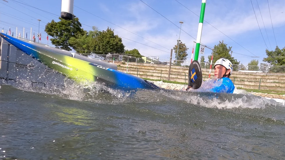 Erik Holmer kände redan innan VM-tävlingarna i Bratislava att han var tröttkörd både fysiskt och mentalt. Nyköpings FP-paddlaren hade ändå åkfart för att konkurrera om en finalplats.