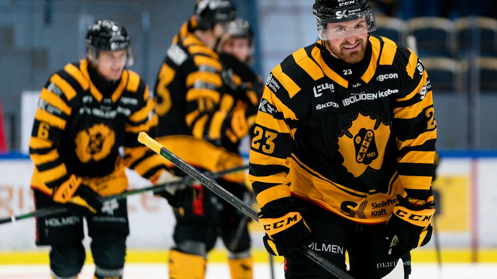 "Jag tror att jag hoppade in i plexiglaset och jag var bara väldigt glad, det var kul", säger Adam Mascherin efter första SHL-målet.