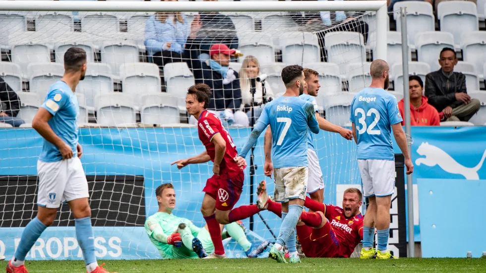 Djurgårdens Hjalmar Ekdal (mitten) jublar efter att han nickat in slutresultatet 1–1 borta mot Malmö FF.