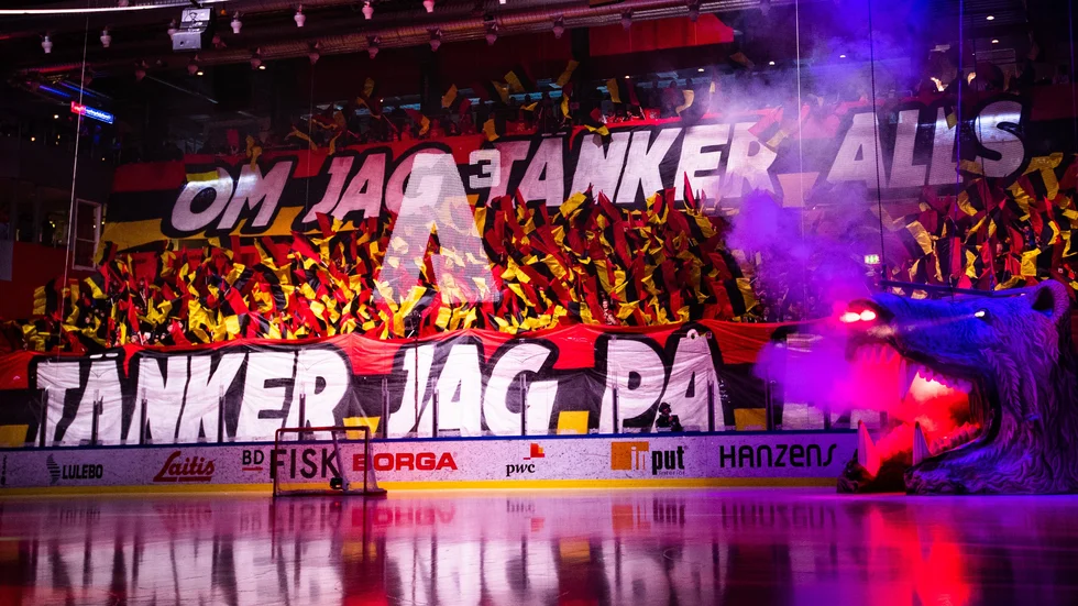 Det är många som vill gå på hockey. "Att vi skulle sälja så många biljetter trodde jag inte", säger Stefan Enbom.