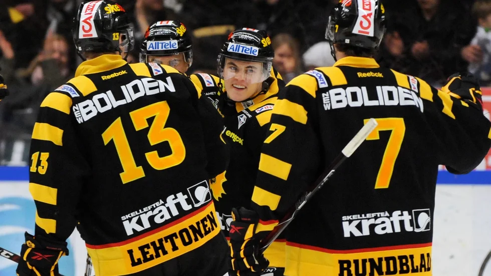 Ville Koistinen (mitten), här i jubel med landsmannen Mikko Lehtonen och David Rundblad 2011, hade änglavakt. 